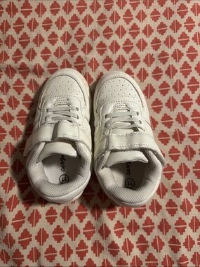 Kids White Casual Sneakers Cat and Jack size 11